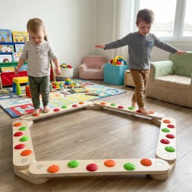Balančná dráha s masážnymi prvkami a balančnou doskou